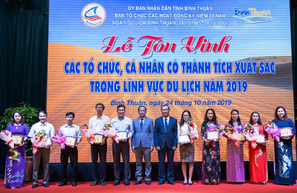 Sở Văn hóa, Thể thao và Du lịch Bình Thuận trao tặng giải thưởng cho các tổ chức, cá nhân có thành tích xuất sắc trong lĩnh vực du lịch năm 2019